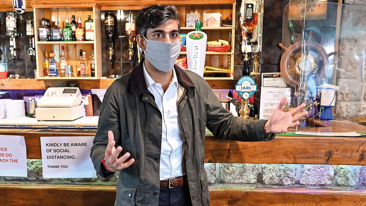 Rishi Sunak in a bar © Jeff J Mitchell/Getty Images