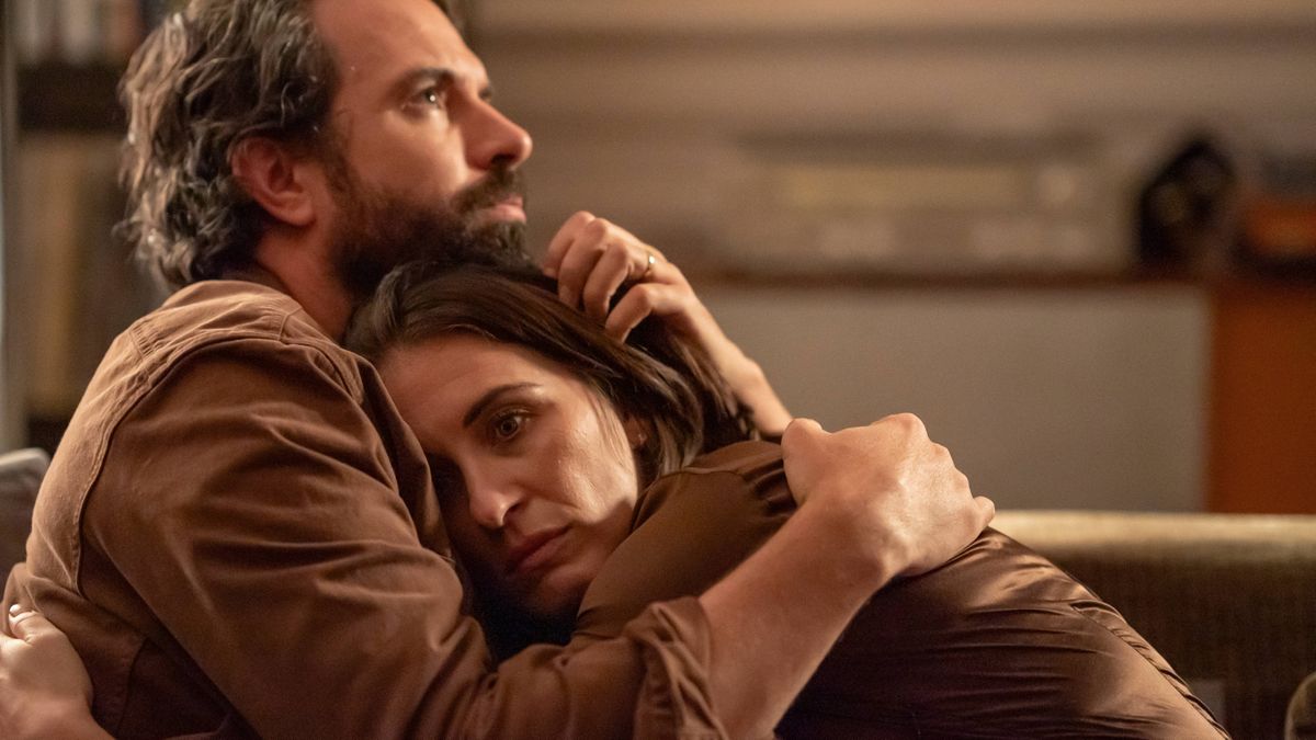 Insomnia episode 1: Tom Cullen cuddling Vicky McClure