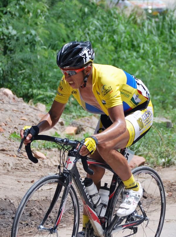 Jairo Perez (Empresa de Energia de Boyaca Ebsa) suffers in the heat