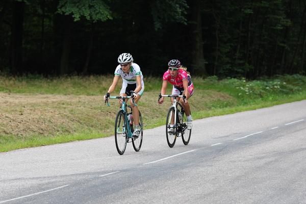 Shara Gillow (Australia) and B&eacute;atrice Thomas (Esgl 93 - Gsd Gestion) chased Teutenberg and worked together to stay ahead of the bunch