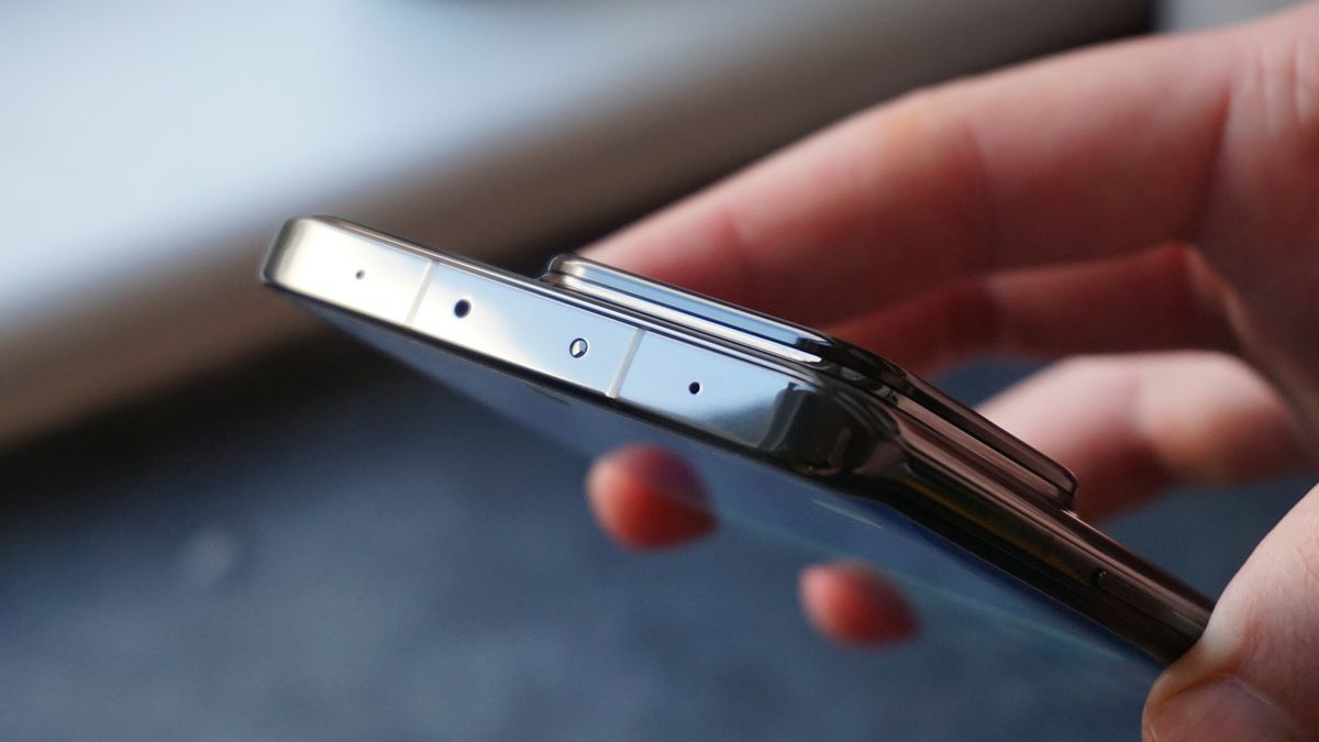Xiaomi 13 Pro review top angled