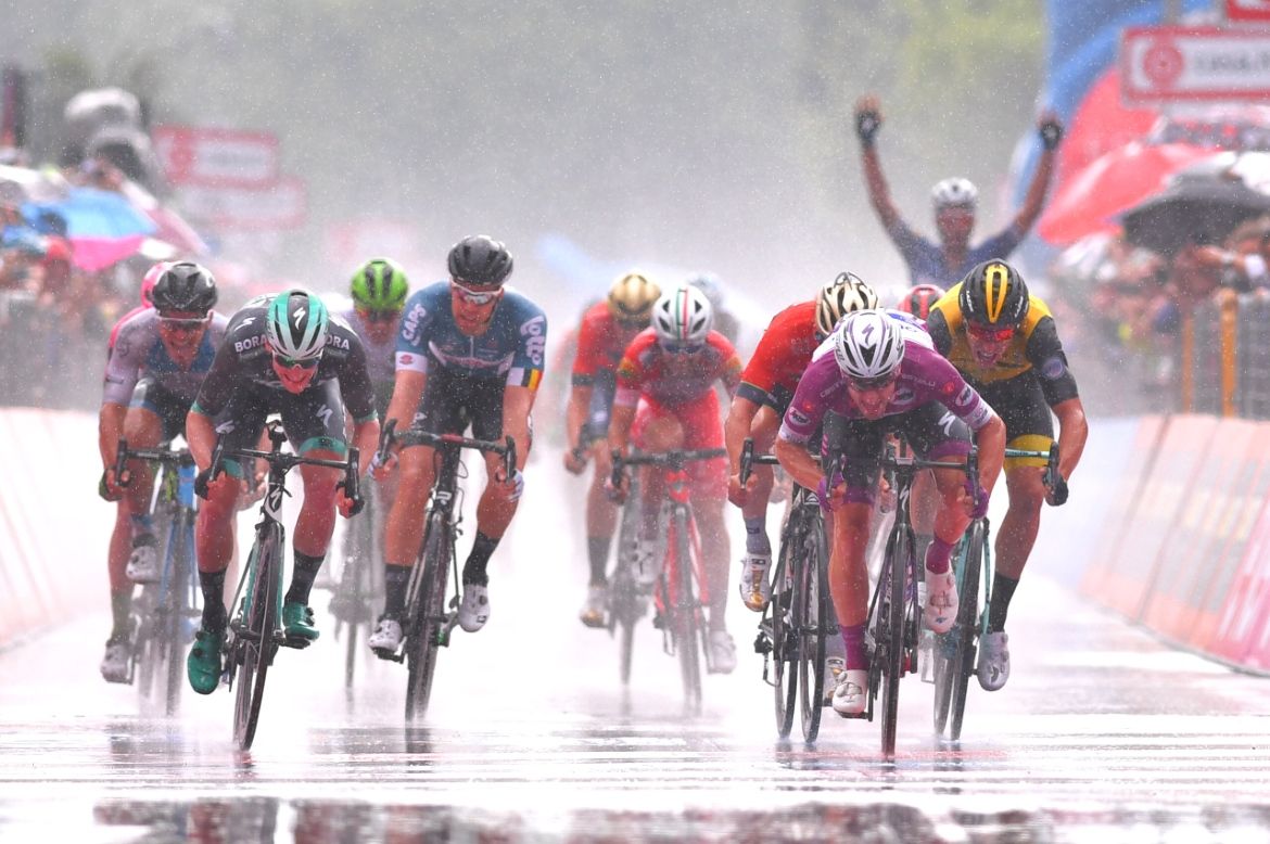 Elia Viviani (Quick-Step Floors) on his way to victory
