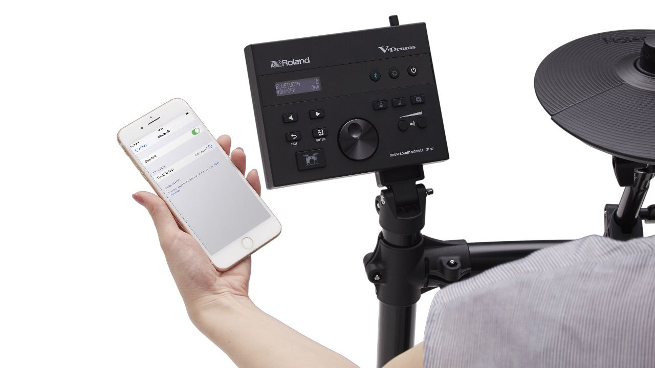 Man connects smartphone to Roland TD-07KV module via Bluetooth