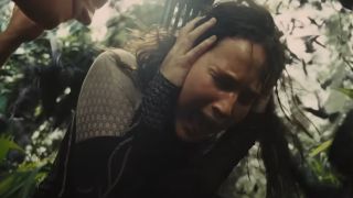 Katniss (Jennifer Lawrence) screaming as jabberjays surround her in Catching Fire.