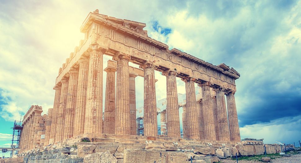 Atina akropolisindeki yapılardan biri olan Parthenon'un kalıntıları.