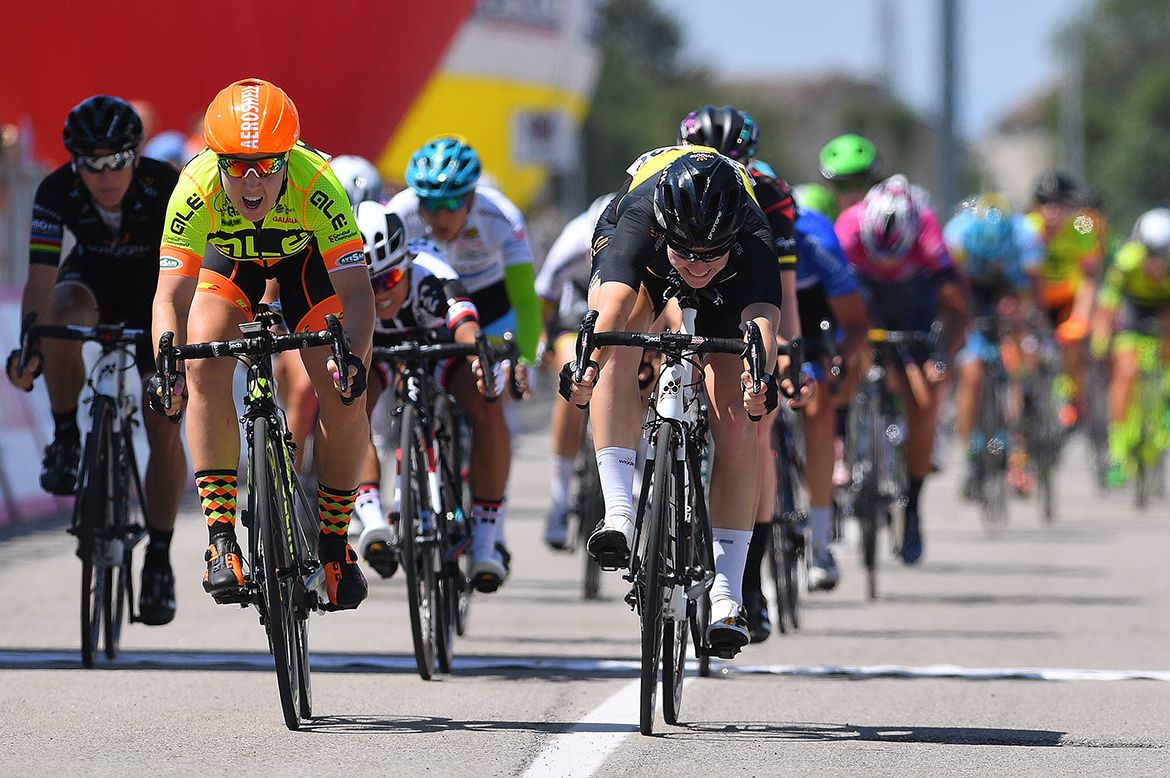 Jolien D'hoore (Wiggle-High5) wins in a photo finish with Chloe Hosking (Ale Cipollini)