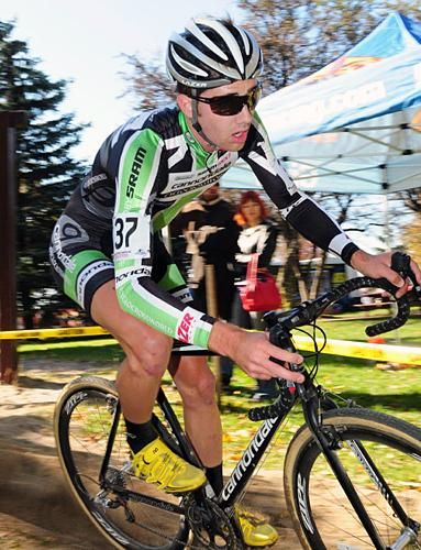 Jamey Driscoll (Cycocrossworld.com/Canondale) riding second wheel behind Johnson.