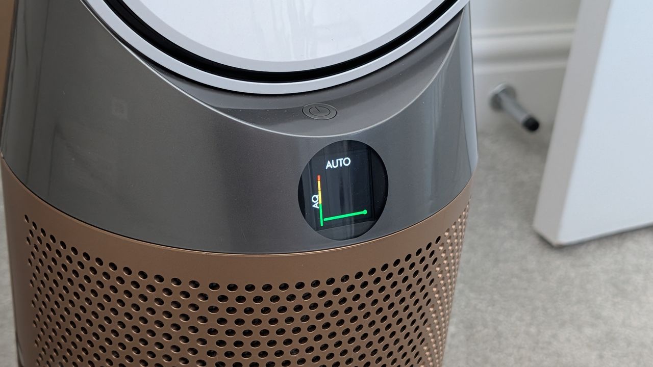 A closeup of the screen on the Dyson Find+Follow Purifier Cool showing Air Quality at its best level.