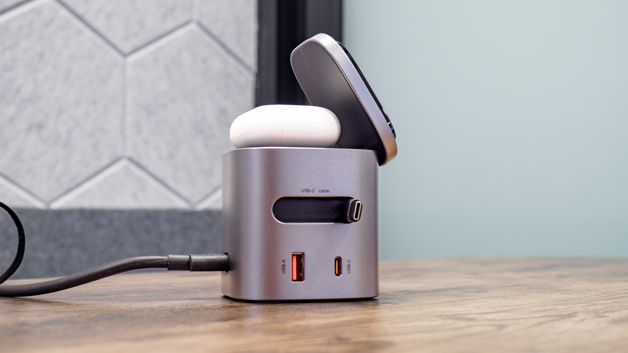 شارژر Acefast Z9 Pro 100W MagSafe روی میز با نمای نزدیک از درگاه های USB.