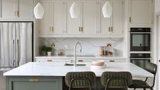 A contemporary kitcehn with a marble backsplash and large kitchen island