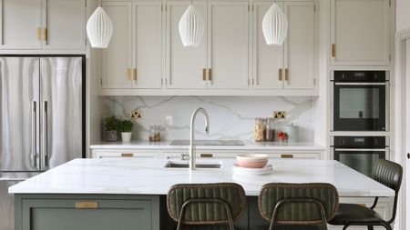 A contemporary kitcehn with a marble backsplash and large kitchen island