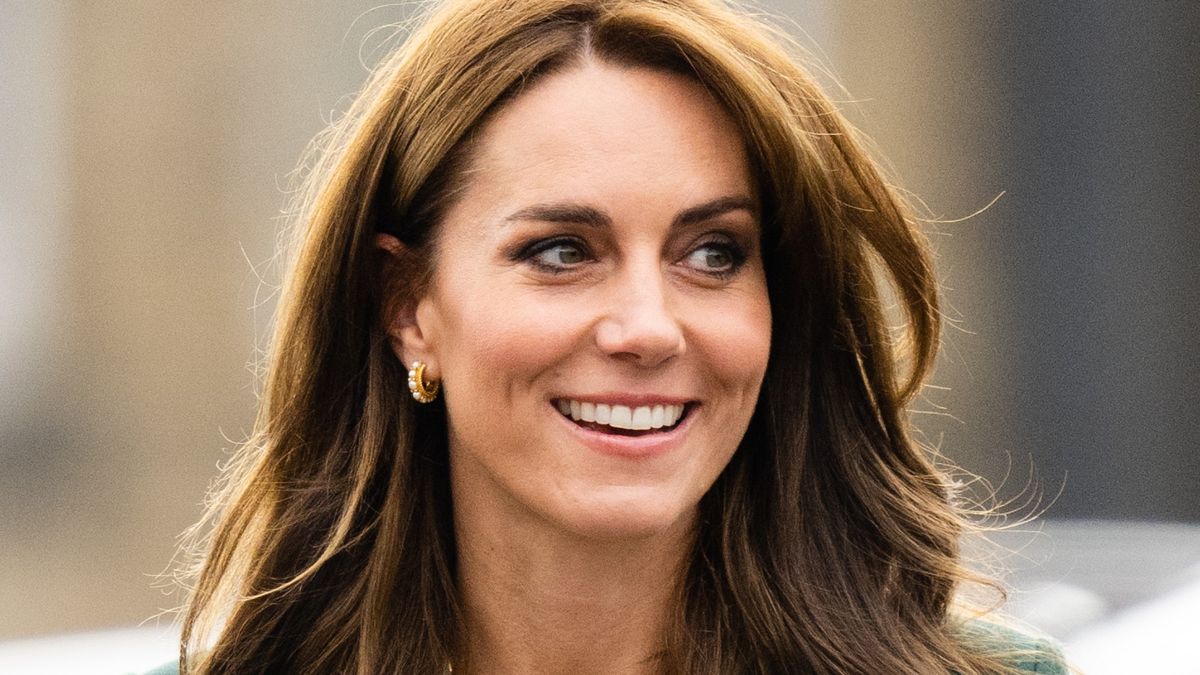 Kate Middleton suffers wardrobe malfunction as her dress was pictured  blowing up around her thighs while she was getting out of a helicopter in  Canada.