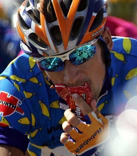 Denis Menchov (Rabobank) refuels