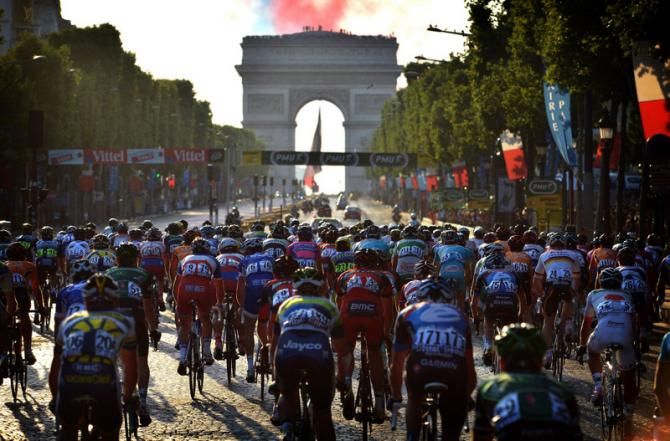 The Tour de France peloton on another lap of the Champs-&Eacute;lys&eacute;es