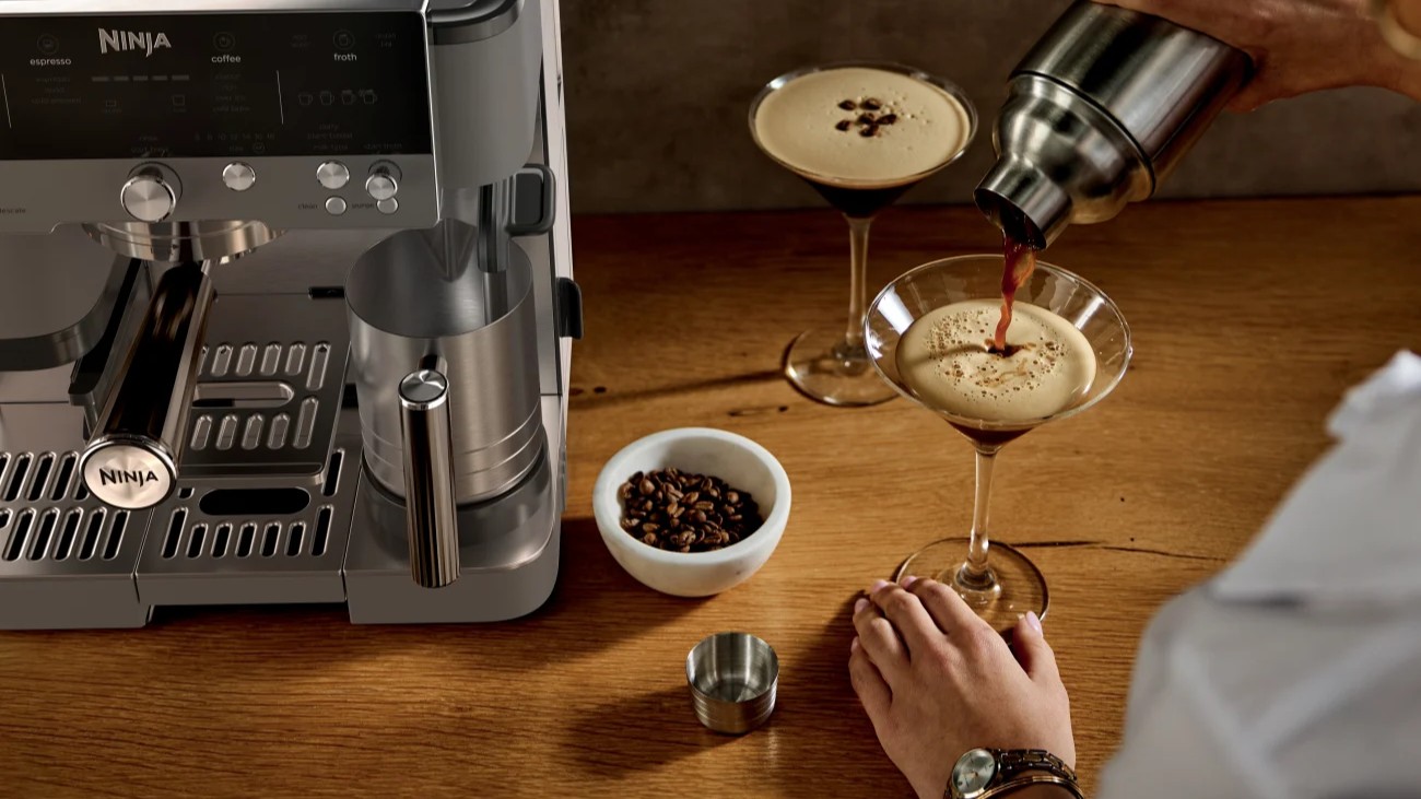 Person using Ninja Luxe Café coffee machine in Gunmetal Gray to make espresso martinis