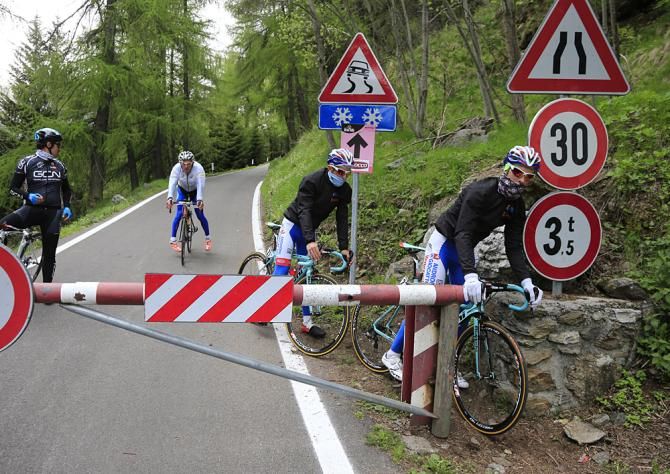 Androni riders come up to the gates