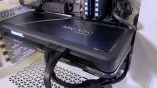 Intel Arc A750 במערכת בדיקה