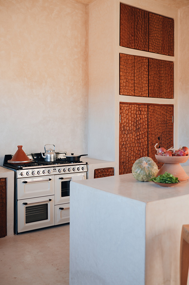 Moroccan retreat DDAR, a building in minimalist geometries and neutral tones