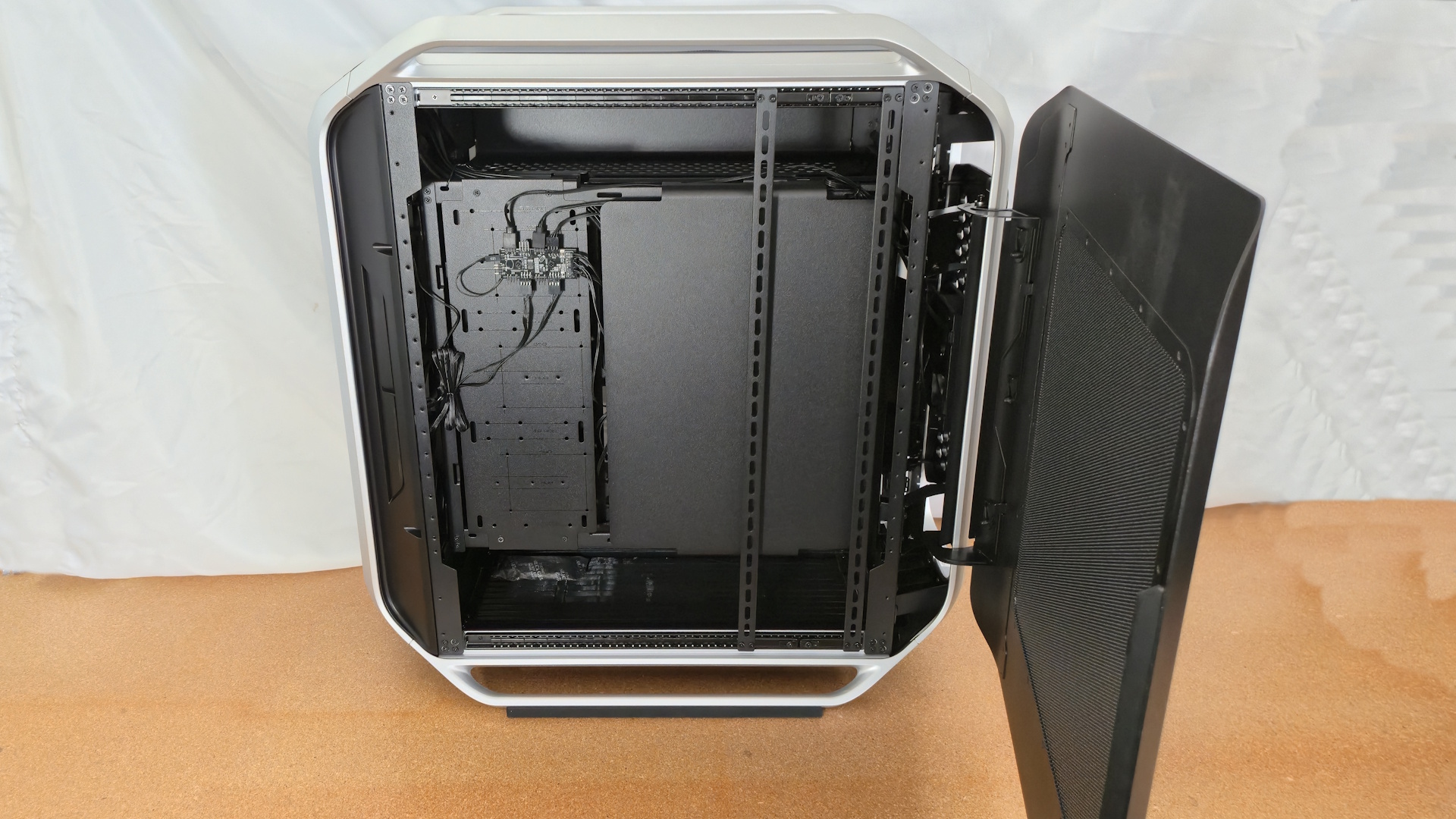 كولر ماستر كوزموس ألفا - بالداخل