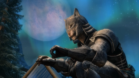 Khajiit in metal armor crouched under moon in Skyblivion.