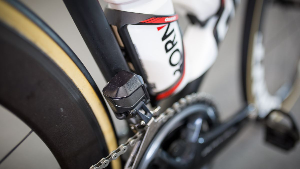 A close look at the Shimano Dura-Ace R9150 Di2 electronic front derailleur
