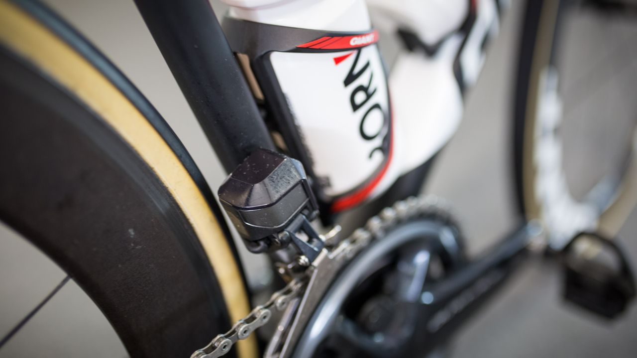 A close look at the Shimano Dura-Ace R9150 Di2 electronic front derailleur