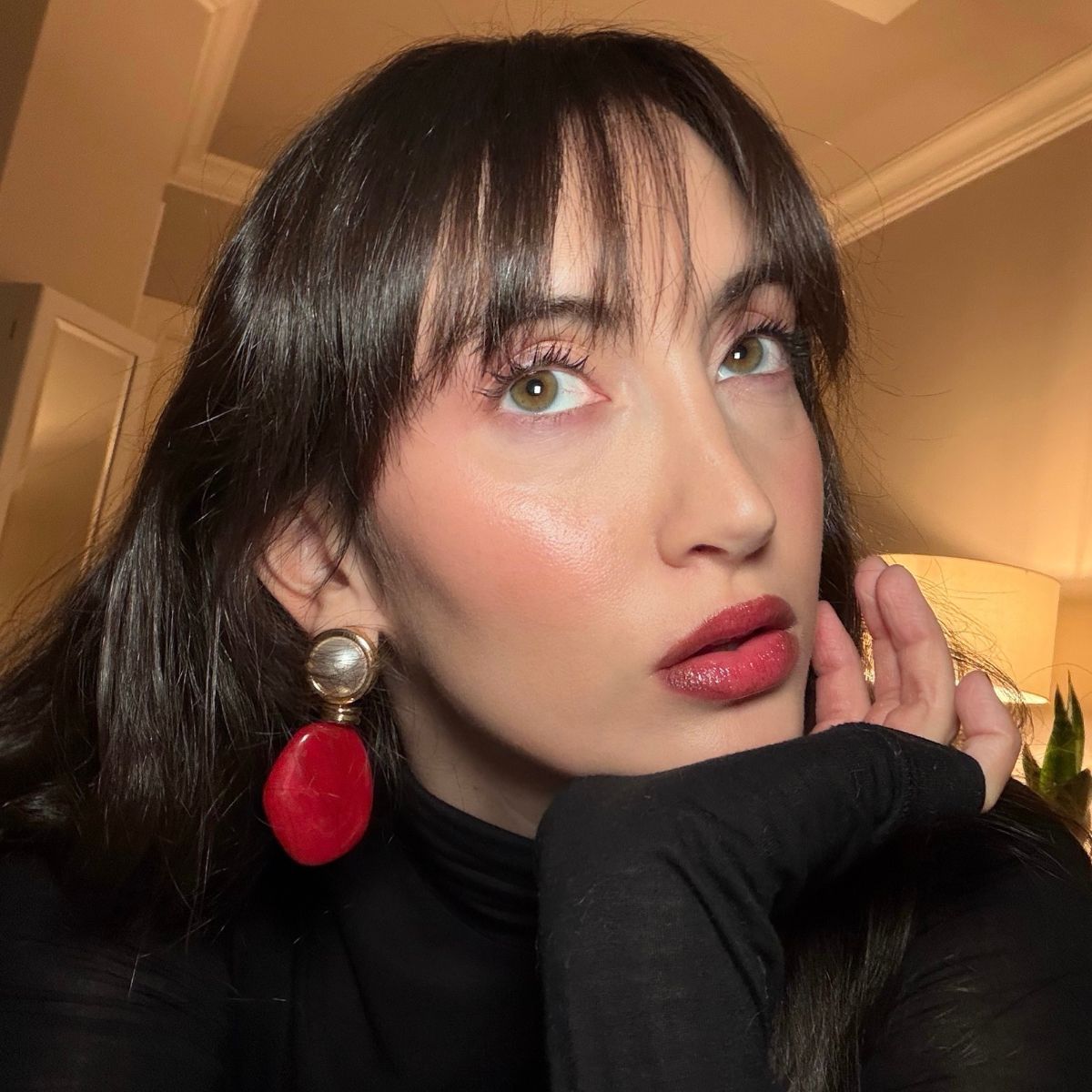 An image ofBest Knockoff Luxury Clothing
 associate beauty editor Alyssa Brascia wearing the It Cosmetics Do It All Sheer Tint Face Balm.