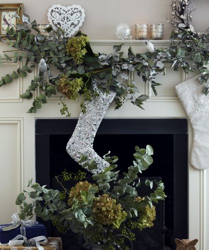 Christmas mantel decor ideas: 15 tips for festive fireplaces