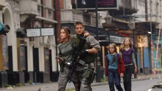 Jeremy Renner walks alongside Rose Byrne in 28 Weeks Later