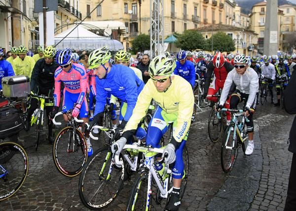 The peloton at the start of stage 2.