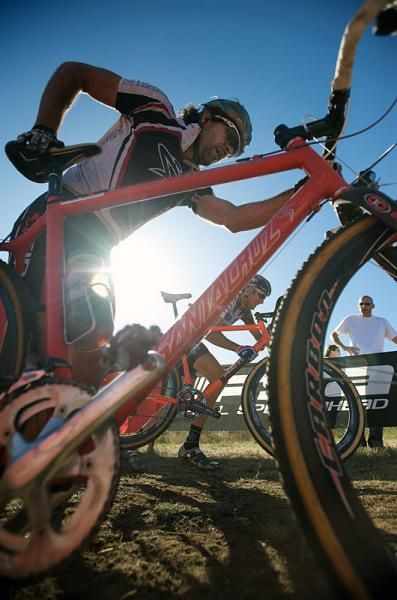 Chris Sheppard (Santa Cruz/Shimano/Wtb/Giro) and Ryan Trebon (Kona) on a run up.