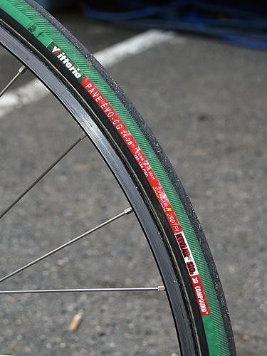 Like most teams, Euskaltel-Euskadi ran aluminum box-section tubular rims.