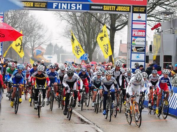 Women's start is led out by Marianne Vos.