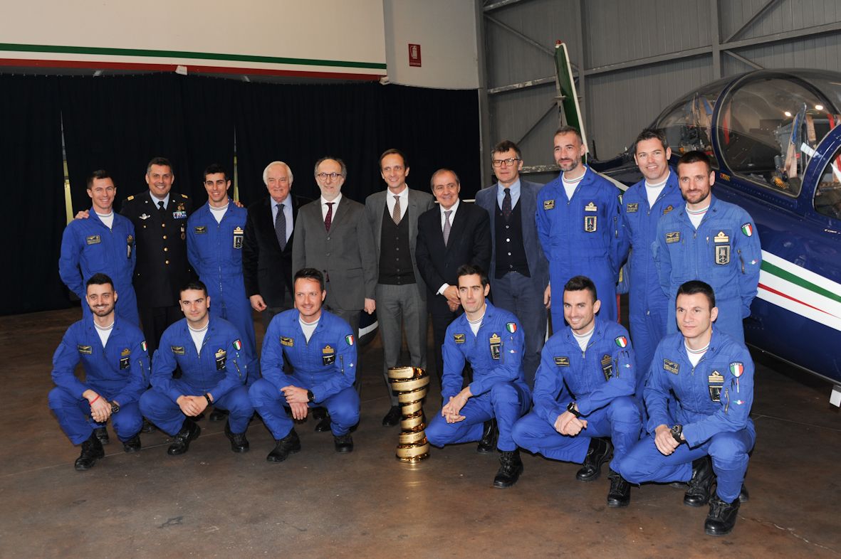 The airmen of the Frecce Tricolori with the Giro trophy