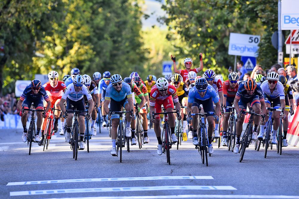 The bunch sprints home behind Bauke Mollema
