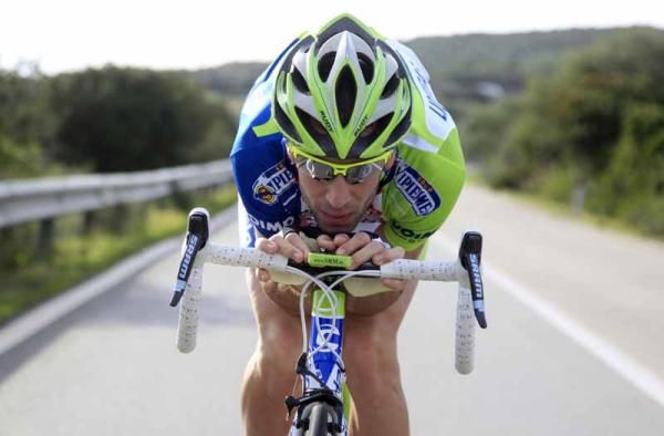 Vincenzo Nibali (Liquigas - Cannondale) tucks in