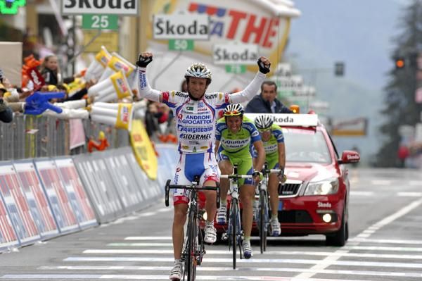 Michele Scarponi (Androni Giocattoli) wins stage 19 ahead of Liquigas - Doimo teammates Ivan Basso and Vincenzo Nibali.