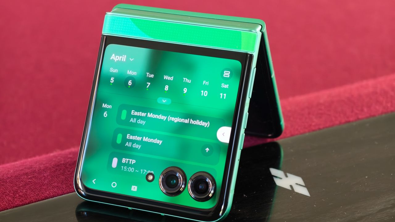 Motorola Razr 2025 FIFA World Cup 2026 Edition in Green eco-leather