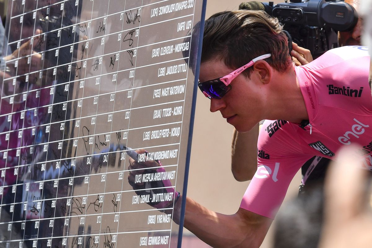 Race leader Bob Jungels signs on for stage 5 of the Giro d'Italia