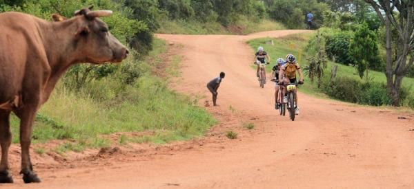 The lead women make their way through the rural Kwazulu Natal