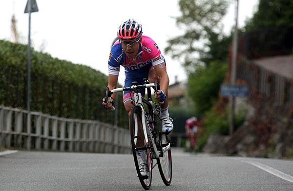 Cunego attacks the others on the descent of the Civiglio.