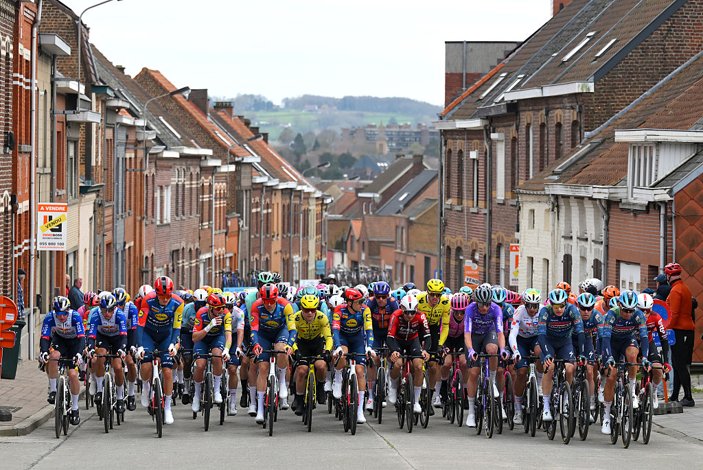 E3 Saxo Classic LIVE: Mathieu van der Poel attacks on the Taaienberg, but has company