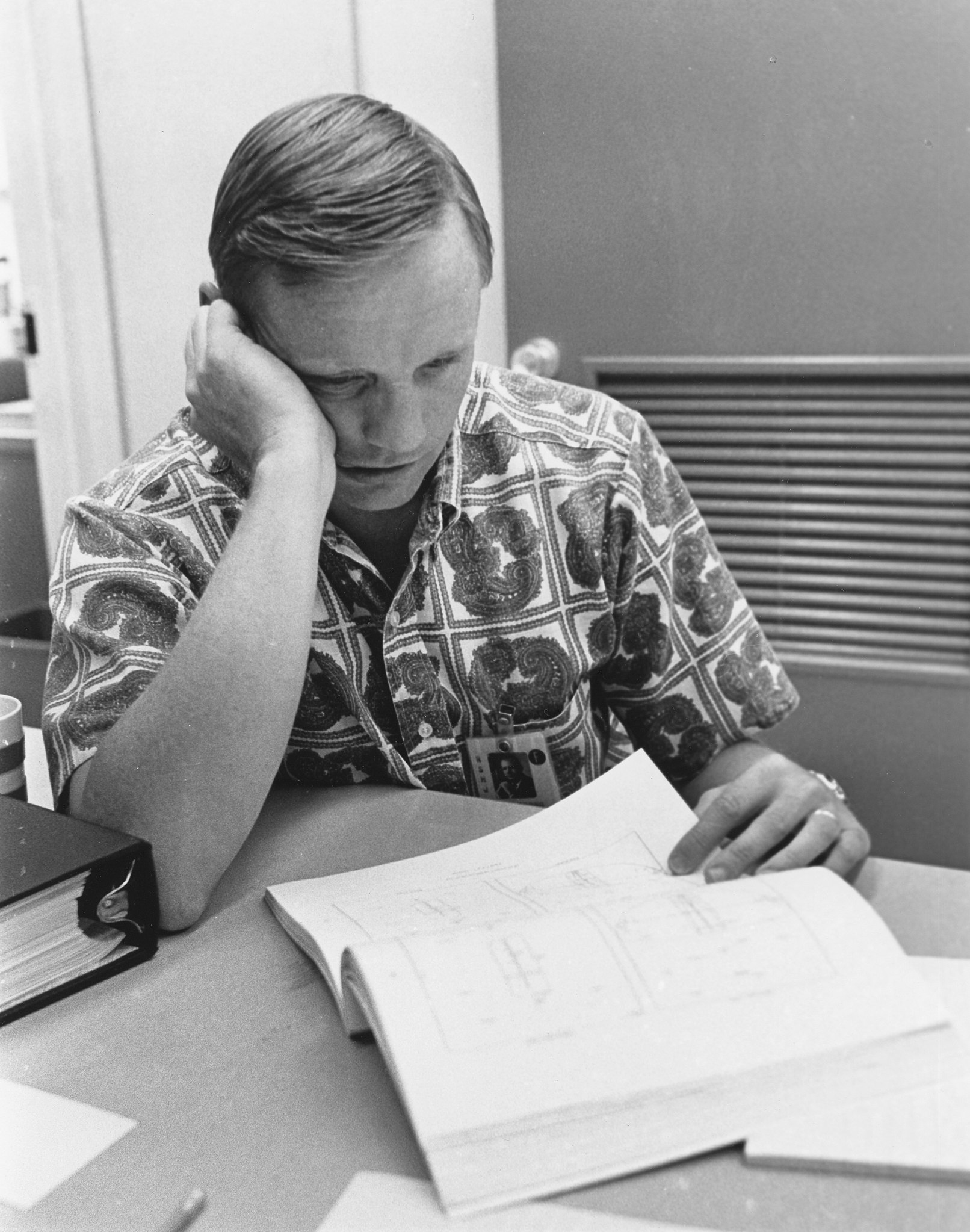 Neil Armstrong revisando el plan de vuelo del Apolo 11 en 1969.
