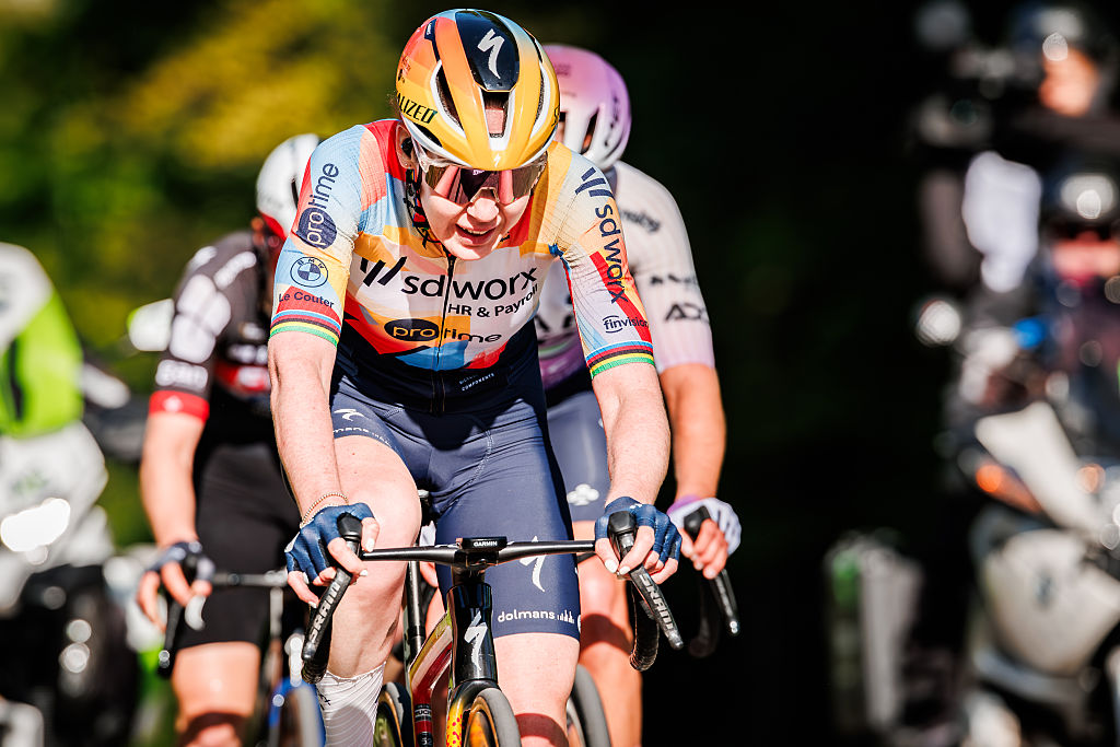 LIEGE, BÉLGICA - 26 DE ABRIL: Anna van der Breggen da equipe SD Worx Protime da Holanda, Elise Chabbey do FDJ United SUEZ da Suíça, Paula Blasi da equipe UAE ADQ da Espanha durante a partida entre 10 Liege v Bastogne - Liege Femmes 2026 - Elite Feminina em Liege em 26 de abril de 2026 em Liege, Bélgica (Foto de Pim Waslander Images / Sócrates/Getty)