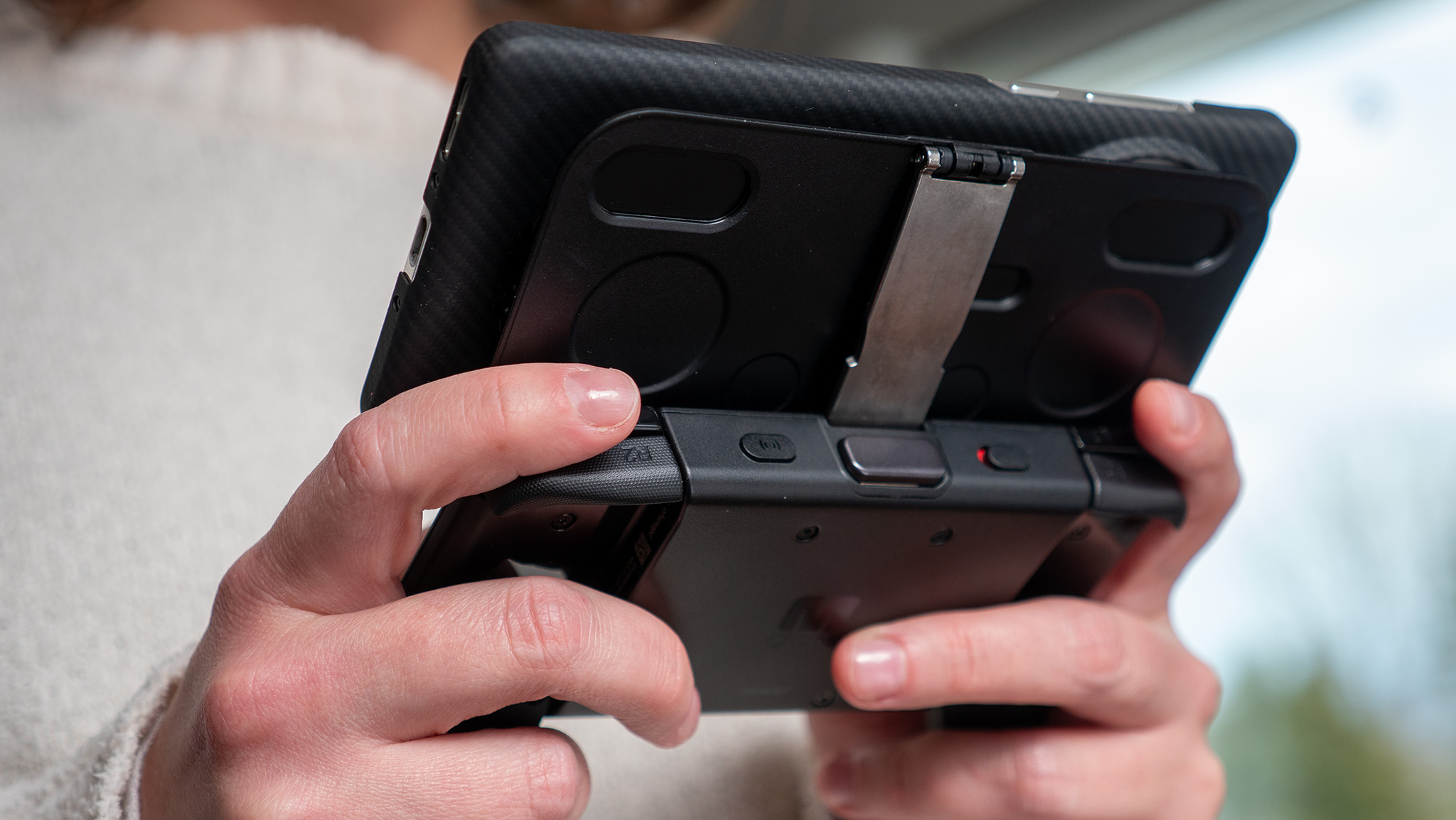 Playing Minecraft on a OnePlus 13 with a Thinborne case and a black Ohsnap MCON controller