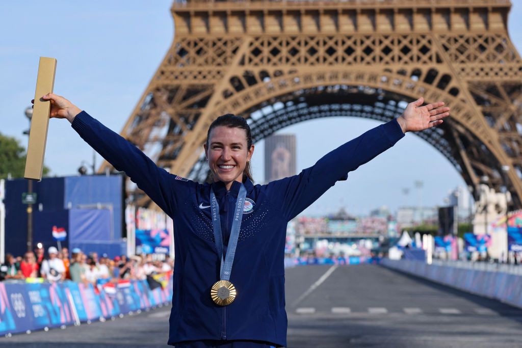 US&#039; Kristen Faulkner celebrates her gold medal victory on the podium during the medal ceremony for the women&#039;s cycling road race during the Paris 2024 Olympic Games in Paris, on August 4, 2024. (Photo by David GRAY / AFP)