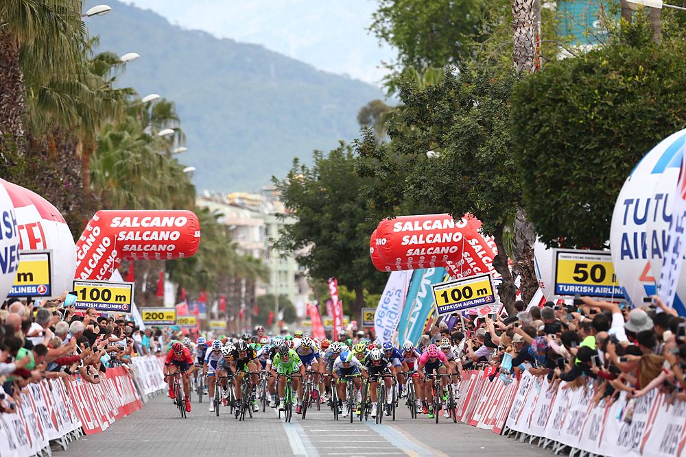 The field sprinting to the line in the opening stage of the Tour of Turkey