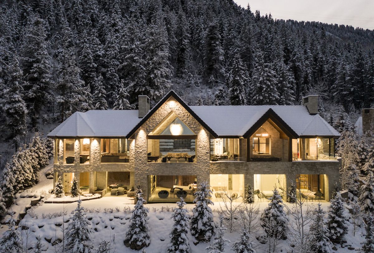 À l’intérieur d’un chalet Aspen unique en son genre, au design intelligent et high-tech, James Bond adorerait