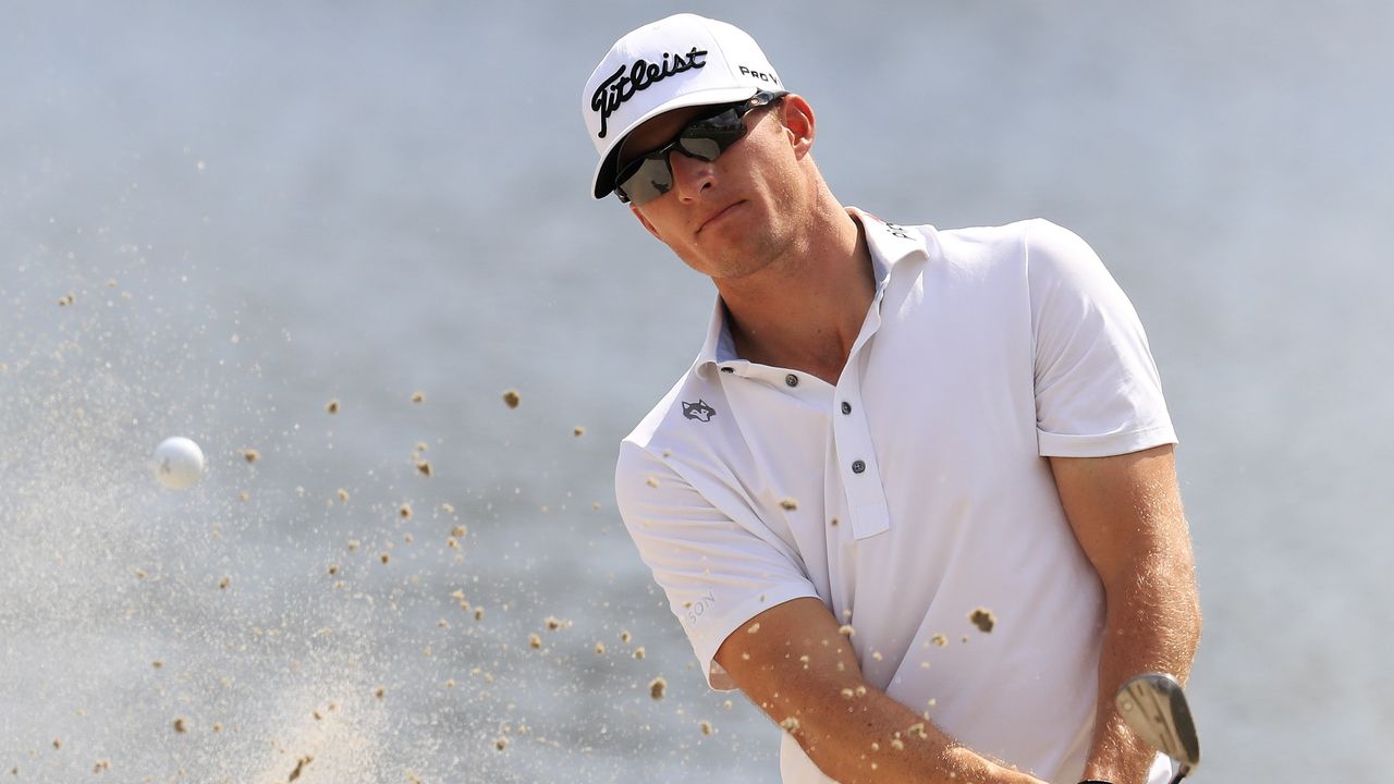 Morgan Hoffmann hits a bunker shot