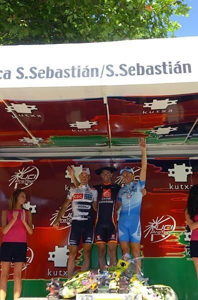 Winner of Cl&aacute;sica San Sebasti&aacute;n, Alejandro Valverde (Caisse d'Epargne), with second Alexandr Kolobnev (CSC-Saxo Bank) and third Davide Rebellin (Gerolsteiner) (l &amp; r)